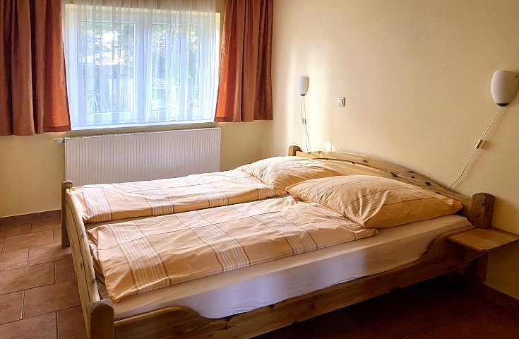 Ferienwohnung Zinnowitz auf Usedom - Wohnzimmer mit Esstisch und Couch