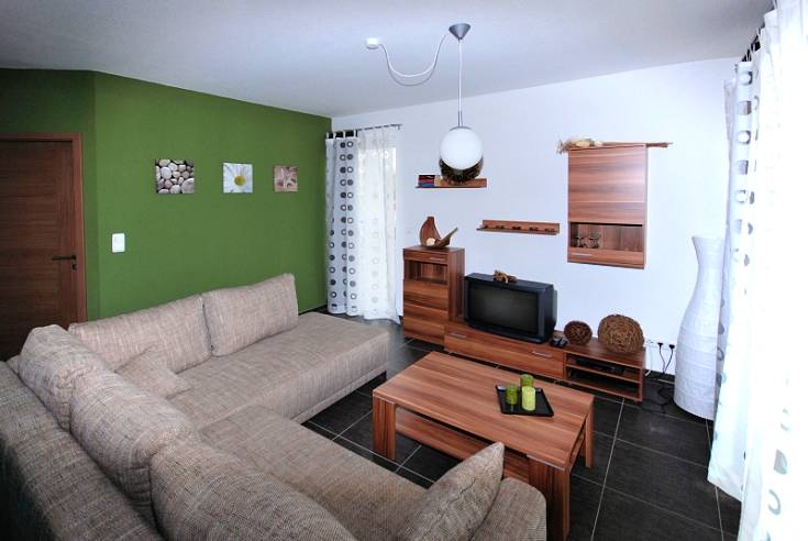 Das Wohnzimmer mit Eckcouch in der Ferienwohnung in Karlshagen auf Usedom